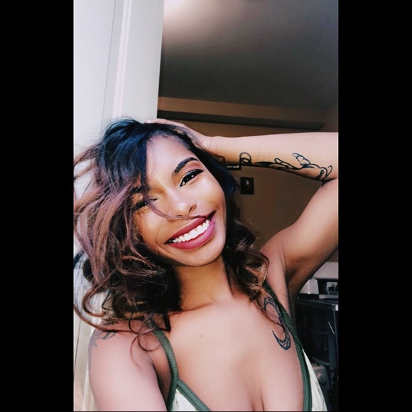 Meet your Posher, Alexis - Picture 2 of 7